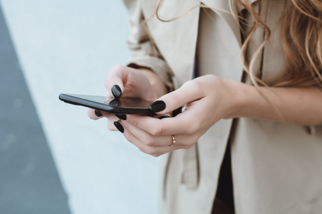 Bild: Frau mit Smartphone